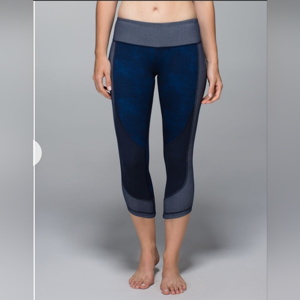 LULULEMON *Special Edition* Wunder Under Crop - Blue/Black/White - Size 4